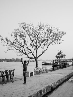 Black and white, street and documentary photo shot on a Fujifilm X100V, December 2022.