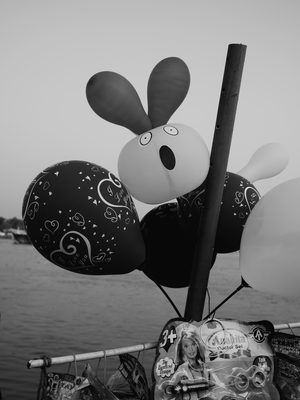 Black and white, street and documentary photo shot on a Fujifilm X100V, December 2022.