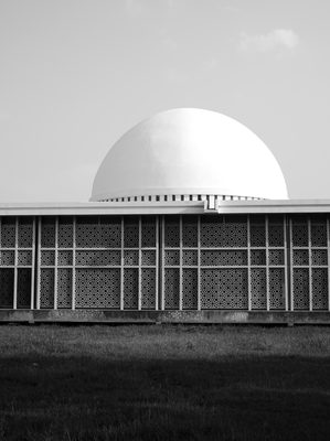 Architecture and interior, black and white shot on a Fujifilm X-E4, May 2022.