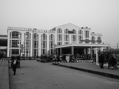 Architecture and interior, black and white photo shot on a Fujifilm X100V, January 2023.